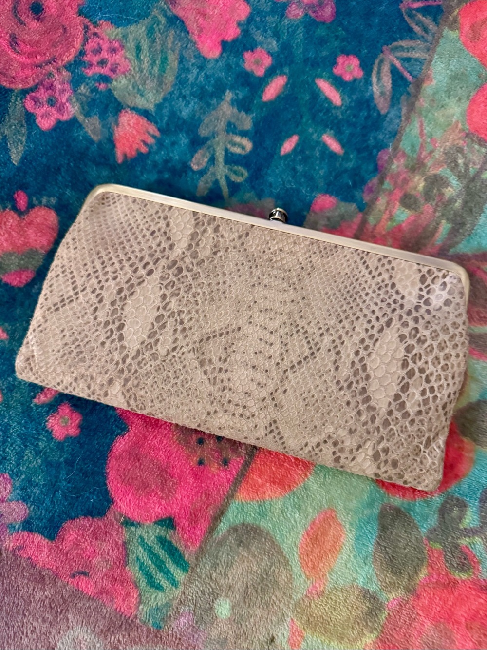 HOBO INTERNATIONAL Lauren Clutch Wallet Neutral Taupe Snake-Texture kisslock